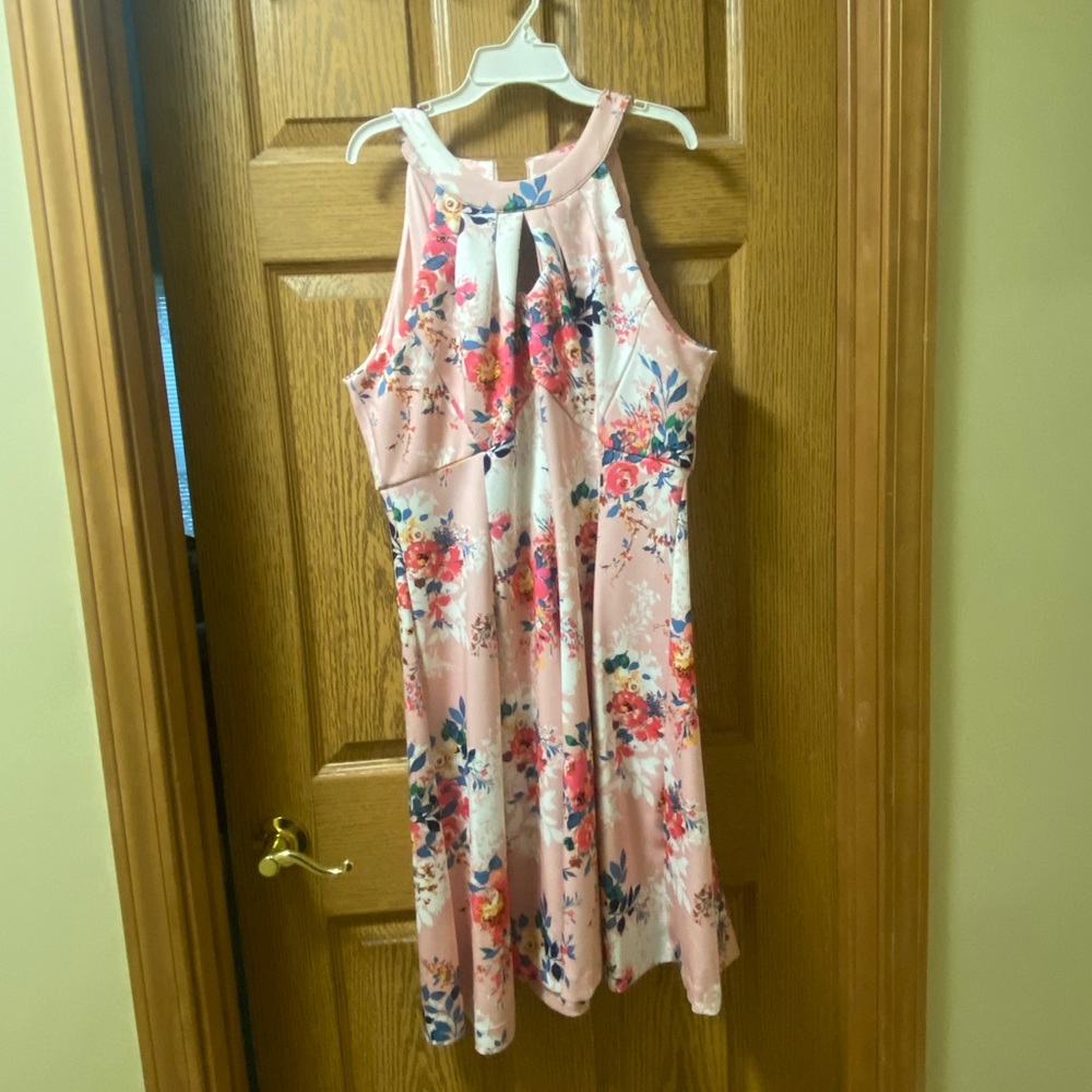 Floral dress with keyhole